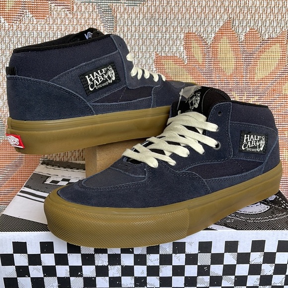 Vans Men’s Skate Half Cab
Navy/Gum
VN0A5FCDNGM
Sneakers - Picture 8 of 16